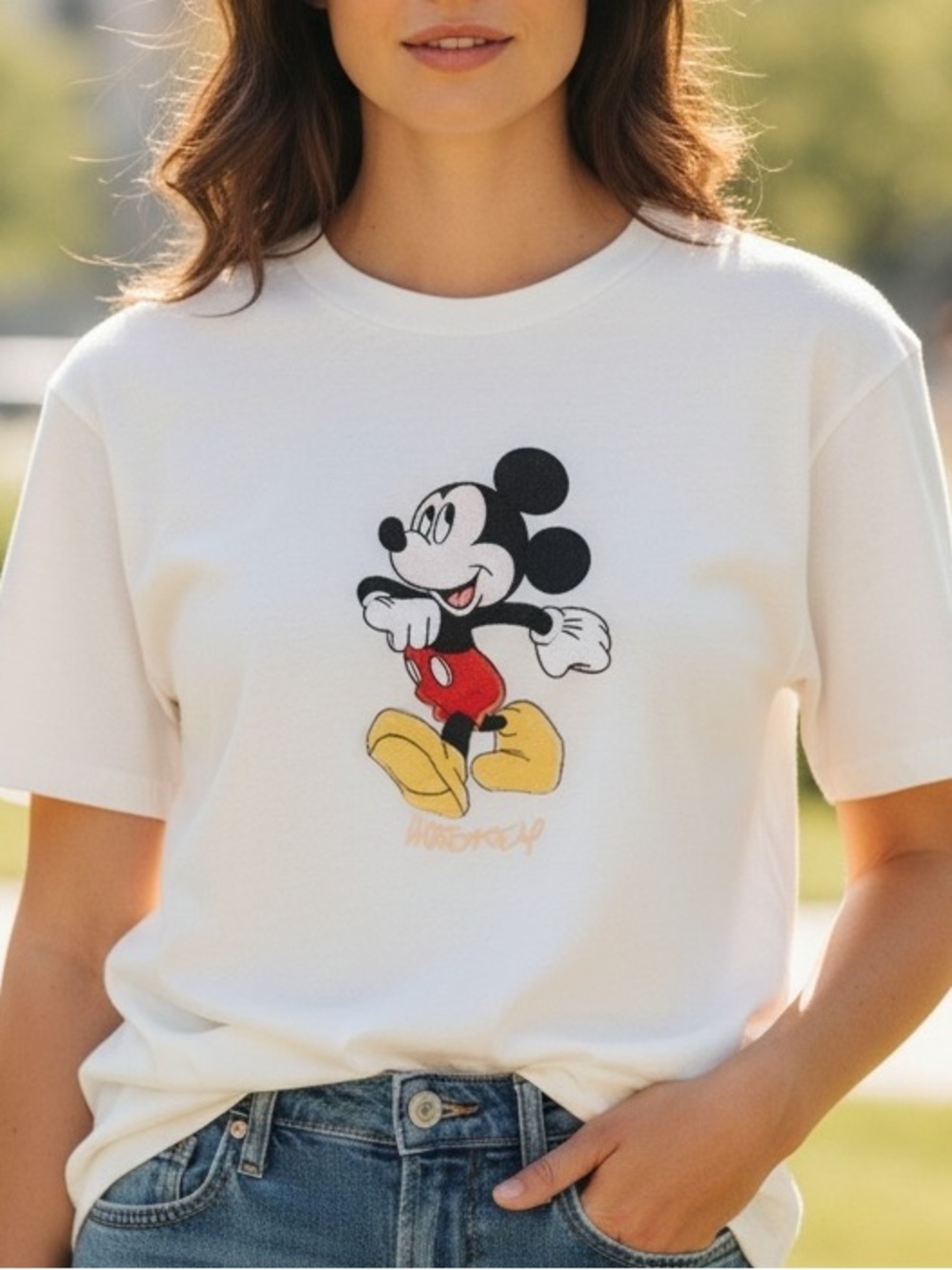 Disney White Mickey Mouse Graphic Tee w Red & Yellow Accents Vintage Casual XL